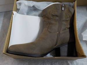 lot 73 image: Tyndall Ankle Boots size 7...
