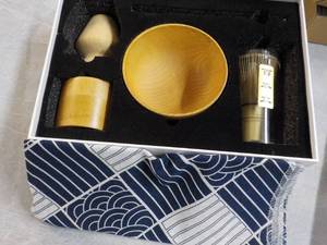 lot 76 image: Gift Set...
