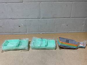 lot 233 image: Kitchen HQ 4 Piece Pan Divider Cooking Set and Kuhn Rikon Set of 3 Nesting Edge Slicer and Grater Set