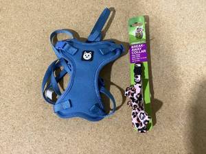 lot 322 image: LOT OF 2 Pet Vibrant Life Breakable Collar & Harness