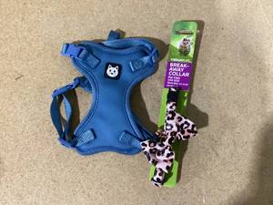 lot 324 image: LOT OF 2 Pet Vibrant Life Breakable Collar & Harness