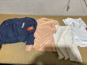 lot 194 image: LOT OF 4 Womens Shirts Size XS