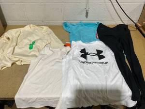 lot 197 image: LOT OF 5 Womens Shirts & Legging Size XL