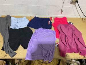 lot 385 image: LOT OF 7 Womens Legging, Shorts, & Shirts Size XS