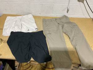 lot 386 image: LOT OF 3 Mens Shorts & Pant Size 36