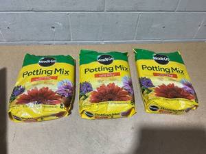 lot 264 image: LOT OF 3 Miracle-Gro Potting Mix 8 Quarts