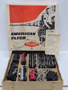 lot 19 image: Very Nice Complete Vintage 1950s era AMERICAN FLYER Train Set