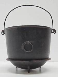 lot 28 image: Fantastic Antique ERIE Pre-Griswold Cast Iron Tri-Legged Cauldron