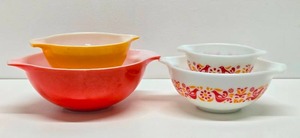 lot 35 image: Great Set of Vintage PYREX Cinderella Friendship Nesting Bowls