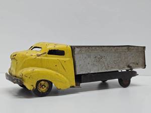 lot 36 image: Large Vintage 1930s-1940s era Wyandotte Pressed Steel Dump Truck