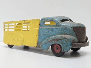 lot 37 image: Large Vintage 1930s-1940s era Wyandotte Pressed Steel Truck