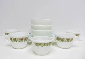 lot 76 image: Lot Of Vintage Pyrex, Corningware And Decor Kitchenware
