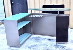 lot 262 image: Nice Condition & Quality Glass Top Bar