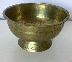 lot 20 image: Antique Turned Brass Communion Bowl