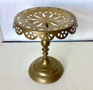 lot 22 image: Antique Victorian Brass Kettle Stand  Fireside Trivet