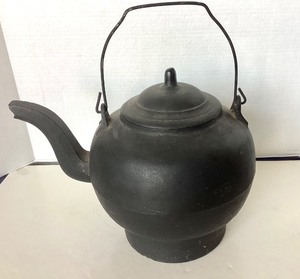lot 45 image: Large Antique Cast Iron Kettle