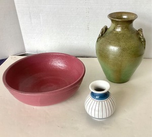 lot 128 image: Vintage PotteryTrio