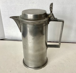 lot 189 image: Lidded Antique Pewter Double Litre Measure