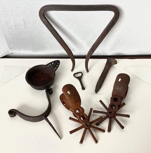 lot 215 image: Group of Assorted Antique and Vintage Iron Wares