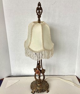 lot 223 image: Classical English Victorian Gilt Metal Table Lamp With Fringed Shade