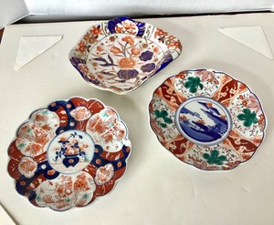 lot 232 image: Pair of Vintage Imari Ware Plates  Gilded Imari Leaf Dish