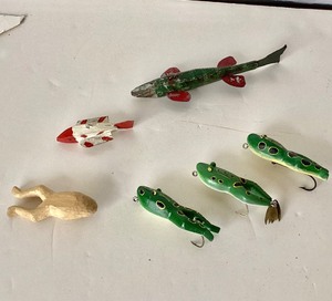 lot 256 image: Group of Vintage Hand Crafted Fishing Decoys and Frog Lures