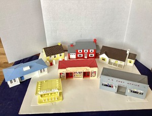 lot 261 image: Group of 1950s Plasticville Model Railroad Buildings