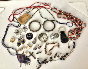 lot 265 image: Group of Vintage Jewelry