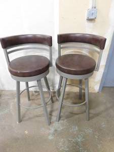 lot 17 image: 2 - Room&Board Swivel Bar Stools