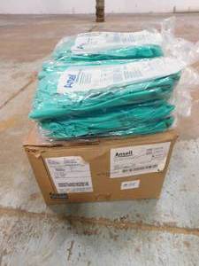 lot 28 image: Ansell Size 10 Sol-Vex Nitrile Chemical Protective Gloves