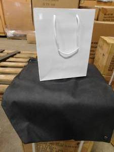 lot 33 image: Glossy White 8 x 4 x 10 Gift Bags