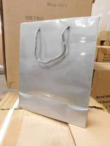 lot 34 image: Platinum Glossy 8 x 4 x 10 Gift Bags