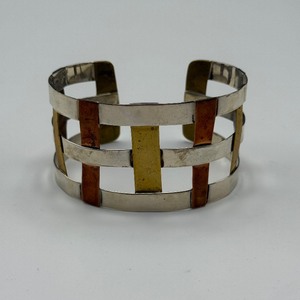 lot 26 image: Robert Lee Morris Mixed Metal Jewelry Set