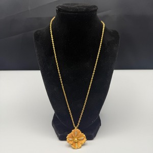 lot 89 image: Assorted Floral & Nature-Inspired Brooch Collection