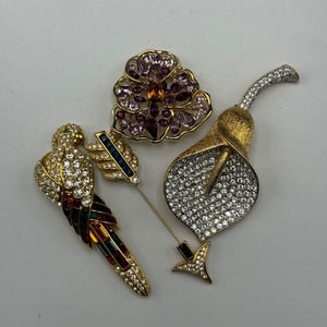 lot 106 image: Lot of 4 Costume Brooches  Parrot, Floral, and Calla Lily Designs