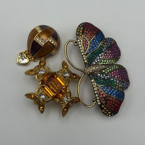 lot 109 image: Joan Rivers  3 Brooches with Matching Bee Earrings