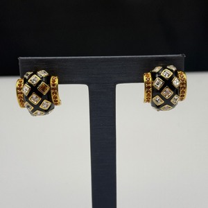 lot 110 image: Joan Rivers  6 Pairs of Earrings