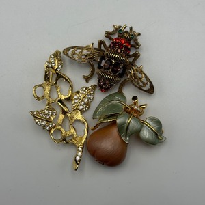 lot 116 image: Joan Rivers Brooch and Earring Set  3 Brooches, 2 Matching Earrings