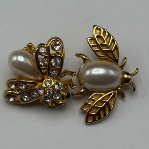 lot 129 image: Joan Rivers Bee Jewelry  2 Pins & 1 Pair Earrings