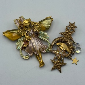 lot 147 image: Kirks Folly Pin & Earring Set