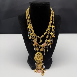 lot 148 image: Kirks Folly Necklace Set