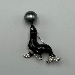 lot 171 image: Kenneth Jay Lane Circus Seal Pin With Interchangeable Balls