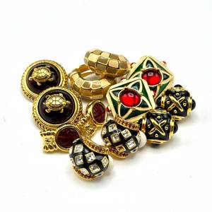 lot 110 image: Joan Rivers  6 Pairs of Earrings