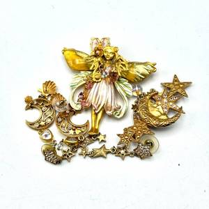 lot 147 image: Kirks Folly Pin & Earring Set