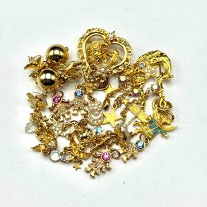 lot 150 image: Kirks Folly Pins & Earrings Set