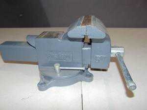 lot 8 image: Pro-Grade 5 Bench Vise