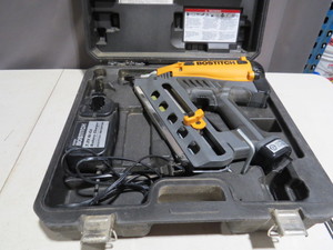 lot 9 image: Stanley Bostitch GF28WW 3-12 Cordless Gas Wire-Weld Framing Nailer Kit