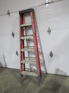 lot 44 image: Green Bull 6 Fiberglass Step Ladder