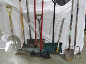 lot 51 image: Mixed Lot of Garage and Yard Tools