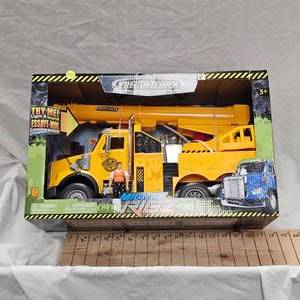 lot 95 image: Mighty Rigz Frightliner in Box